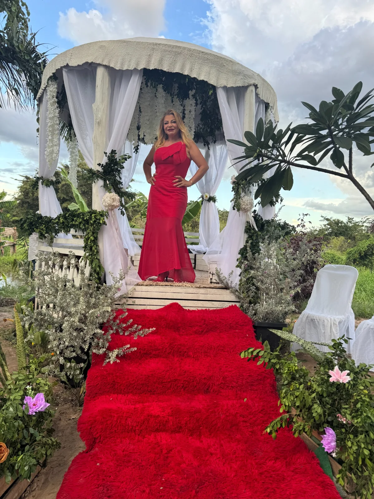 Janaina em uma celebração ao ar livre